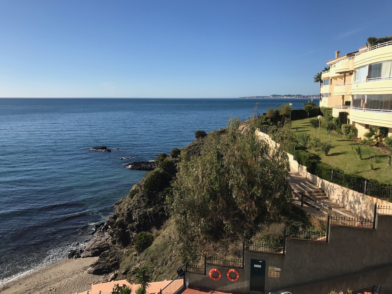 MERAVIGLIOSO APPARTAMENTO SULLA SPIAGGIA DI 1A LINEA IN VENDITA A BENALMADENA