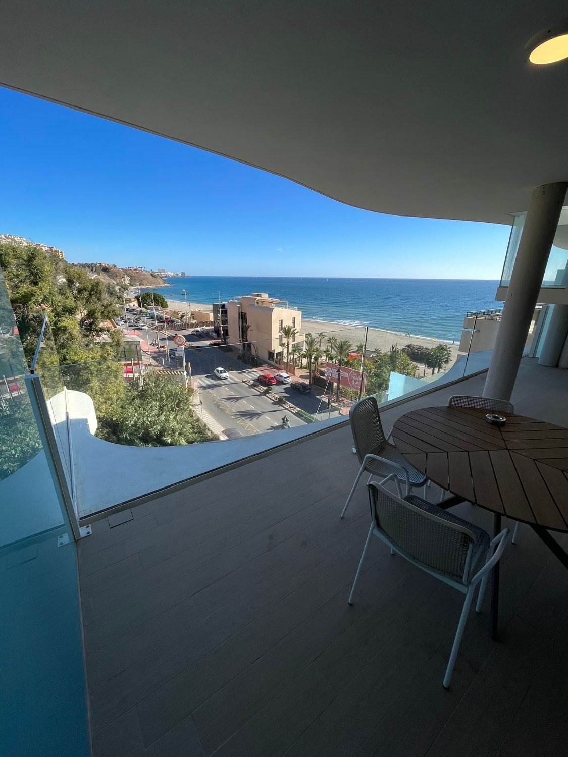 SE ALQUILA POR LARGA TEMPORADA APARTAMENTO DE  LUJO CON VISTAS AL MAR EN FUENGIROLA