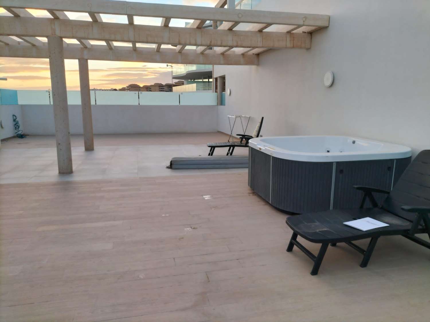 SE ALQUILA POR LARGA TEMPORADA APARTAMENTO DE  LUJO CON VISTAS AL MAR EN FUENGIROLA