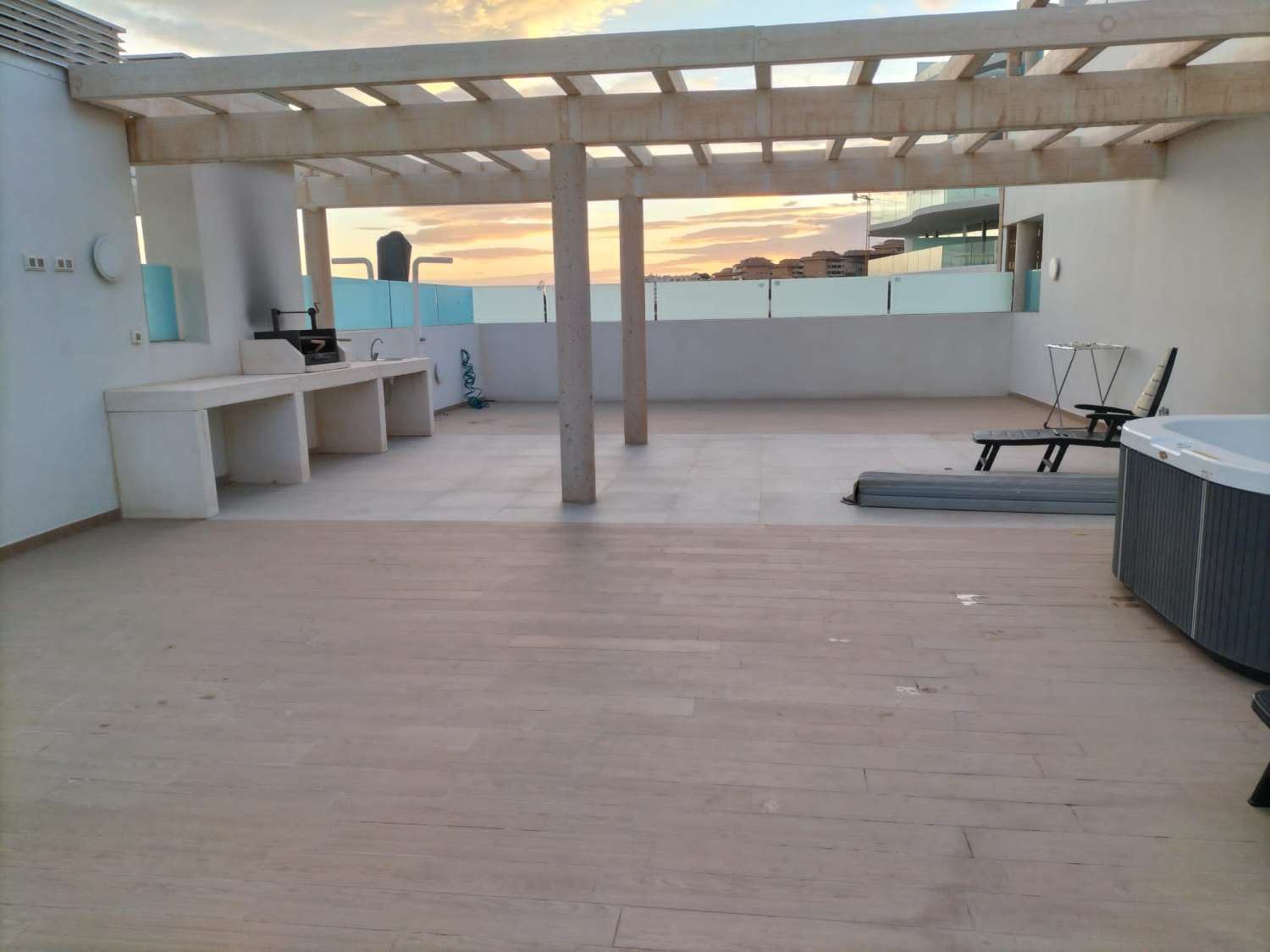 SE ALQUILA POR LARGA TEMPORADA APARTAMENTO DE  LUJO CON VISTAS AL MAR EN FUENGIROLA