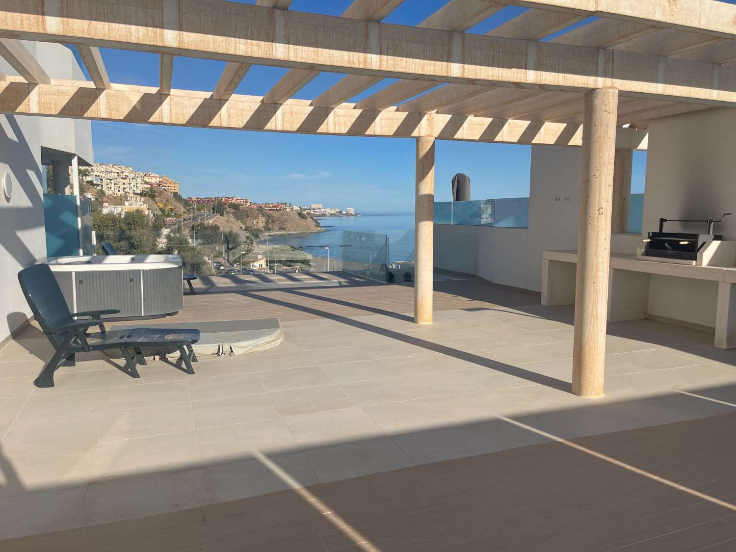 SE ALQUILA POR LARGA TEMPORADA APARTAMENTO DE  LUJO CON VISTAS AL MAR EN FUENGIROLA