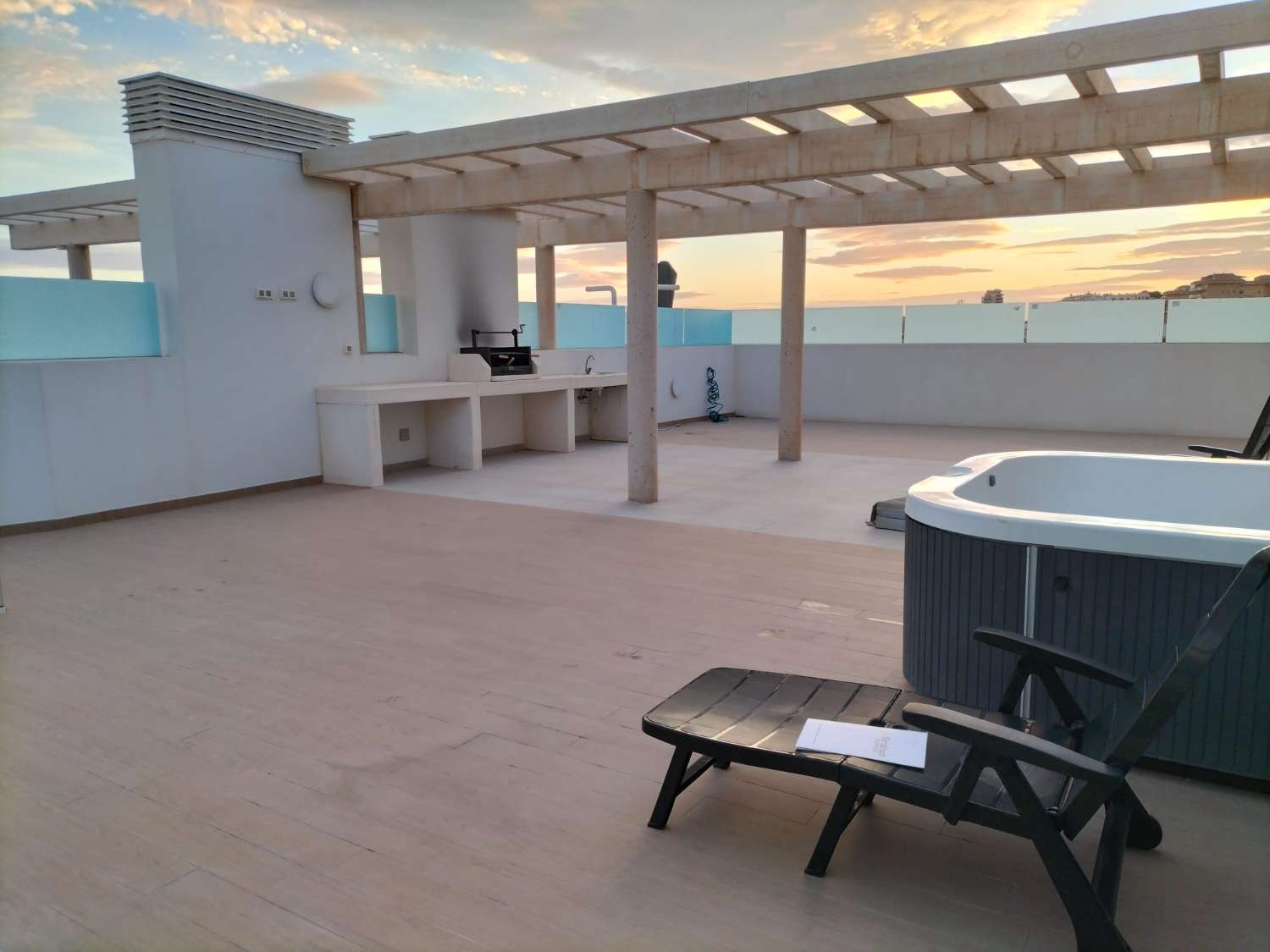 SE ALQUILA POR LARGA TEMPORADA APARTAMENTO DE  LUJO CON VISTAS AL MAR EN FUENGIROLA