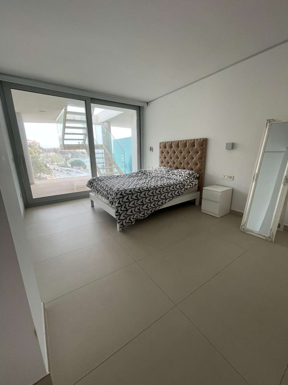 SE ALQUILA POR LARGA TEMPORADA APARTAMENTO DE  LUJO CON VISTAS AL MAR EN FUENGIROLA