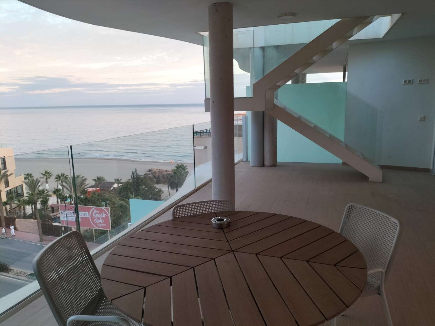 SE ALQUILA POR LARGA TEMPORADA APARTAMENTO DE  LUJO CON VISTAS AL MAR EN FUENGIROLA