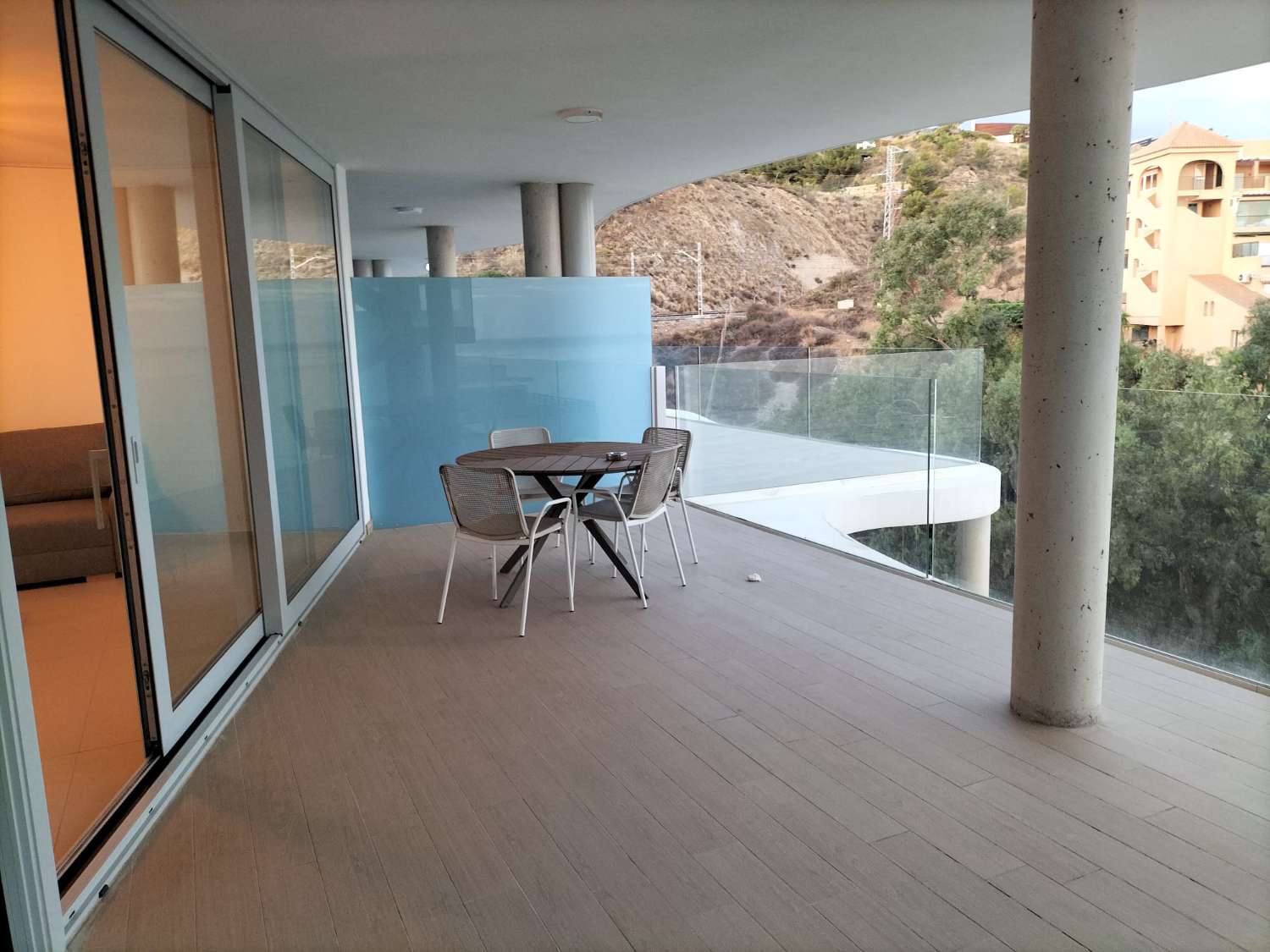 SE ALQUILA POR LARGA TEMPORADA APARTAMENTO DE  LUJO CON VISTAS AL MAR EN FUENGIROLA