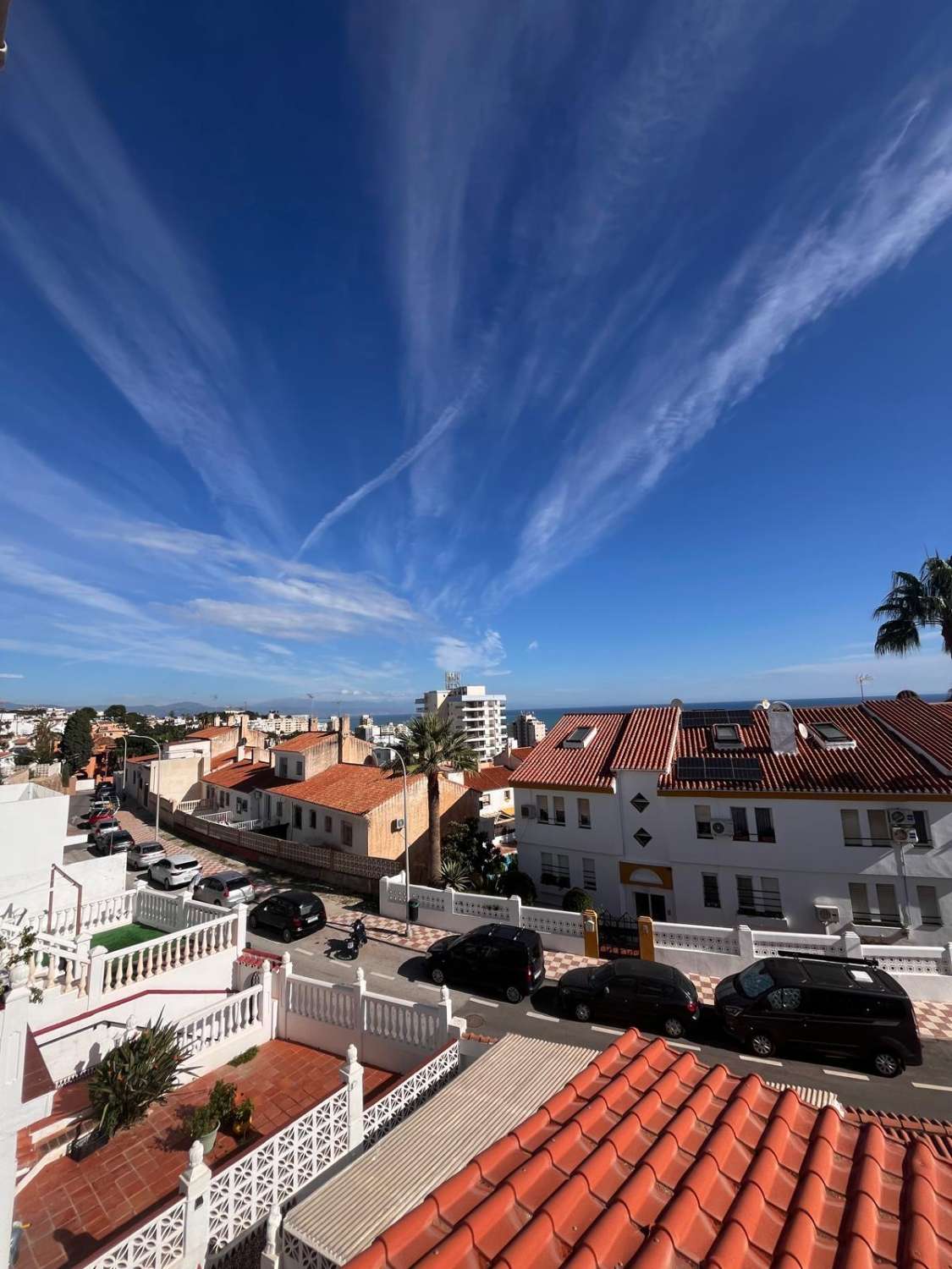 VACKER PARHUS VILLA TILL SALU I MONTEMAR-OMRÅDET MED HAVSUTSIKT (TORREMOLINOS)