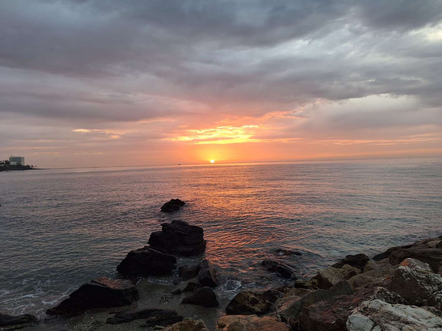 TREVLIG LÄGENHET UTHYRES VID HAVET I BENALMADENA