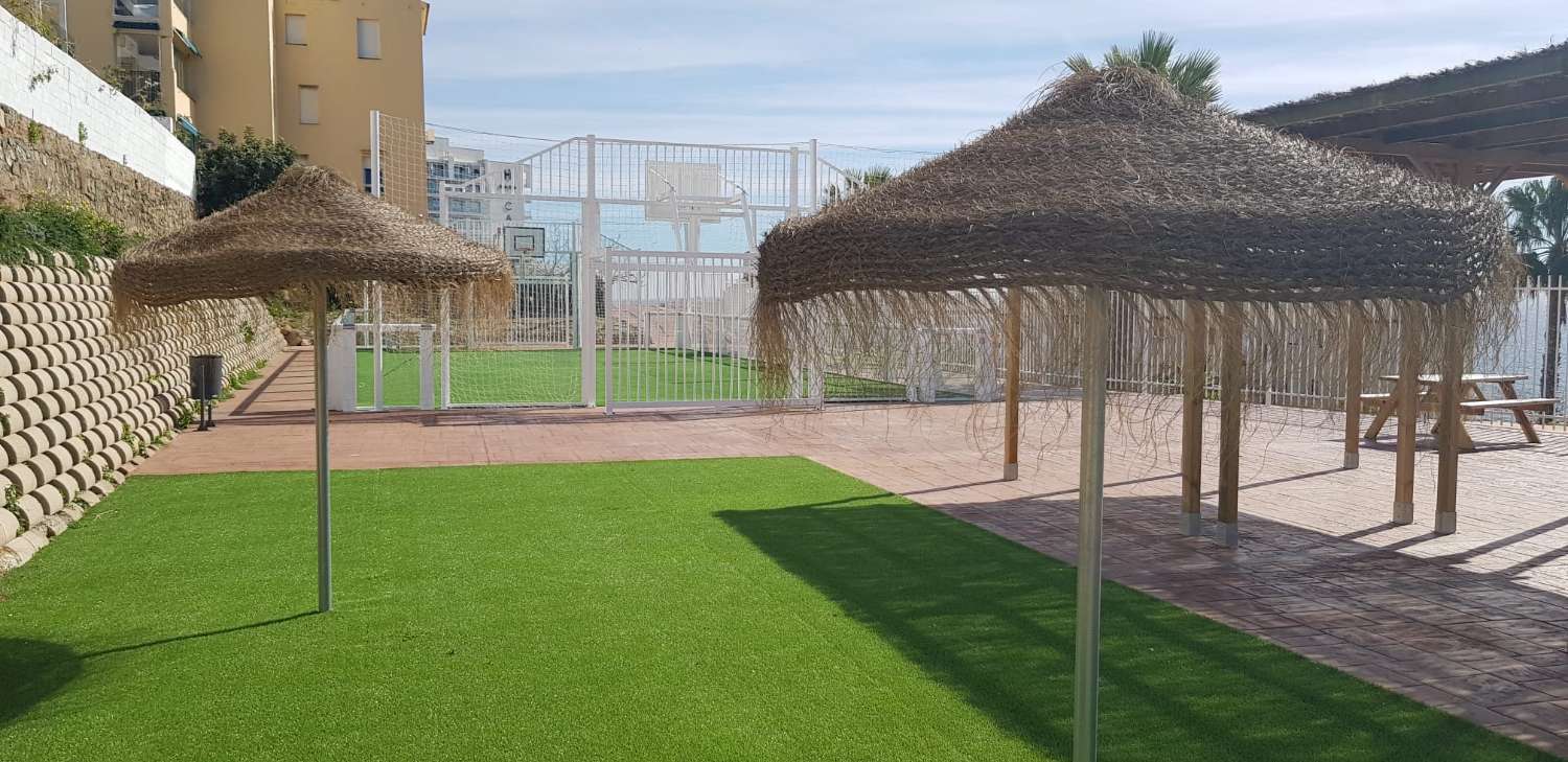 Se alquila por larga temporada  bonito apartamento con vistas al mar en Benalmádena en 2ª línea de playa