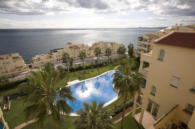 Se alquila por larga temporada  bonito apartamento con vistas al mar en Benalmádena en 2ª línea de playa