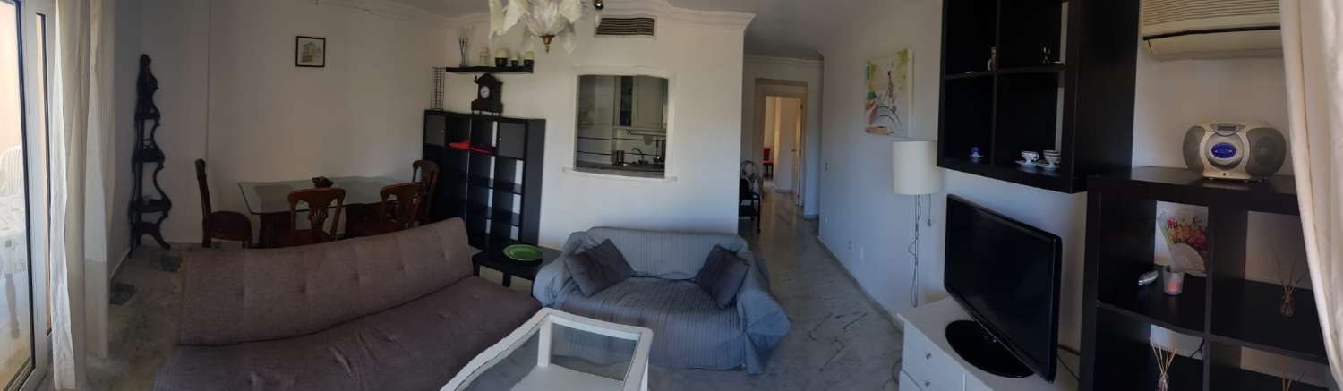 Se alquila por larga temporada  bonito apartamento con vistas al mar en Benalmádena en 2ª línea de playa