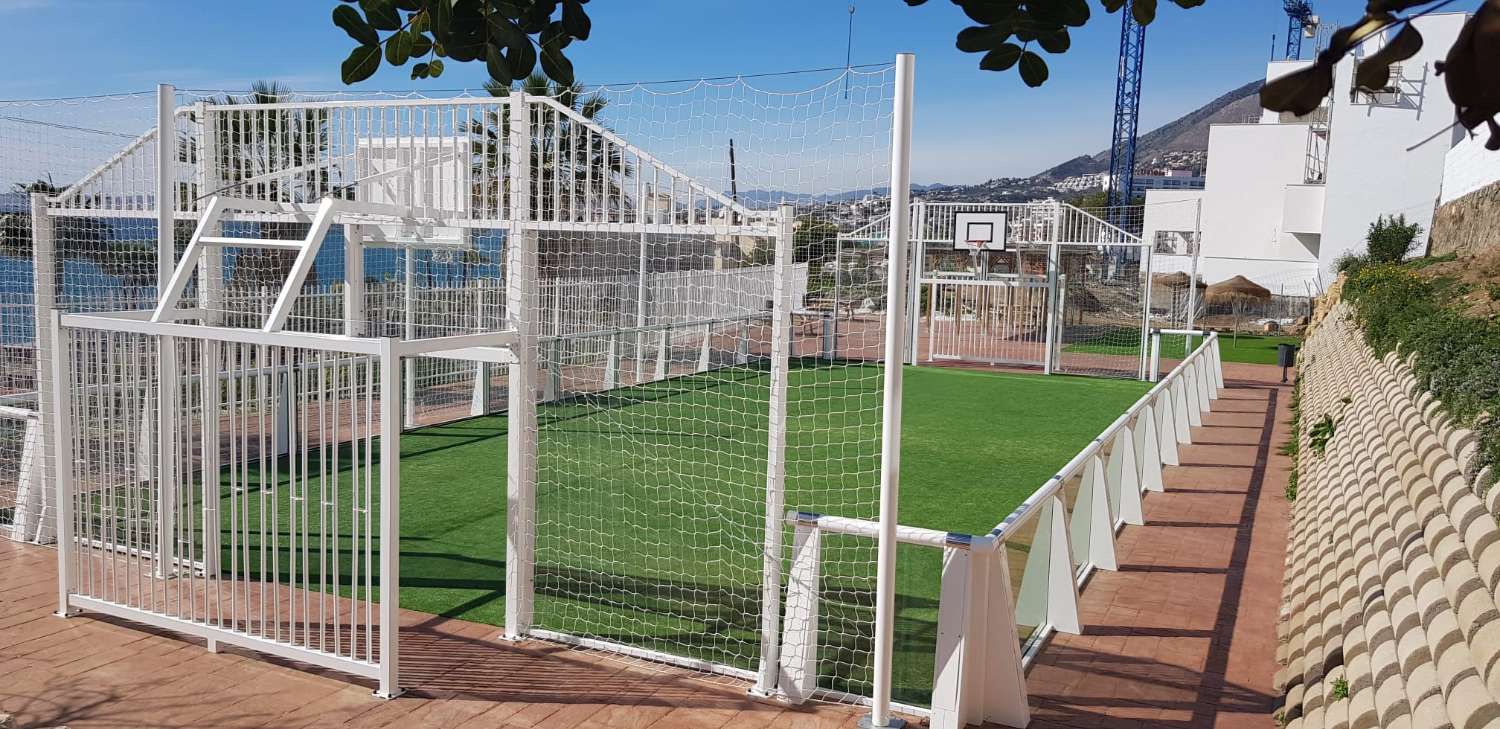 Se alquila por larga temporada  bonito apartamento con vistas al mar en Benalmádena en 2ª línea de playa