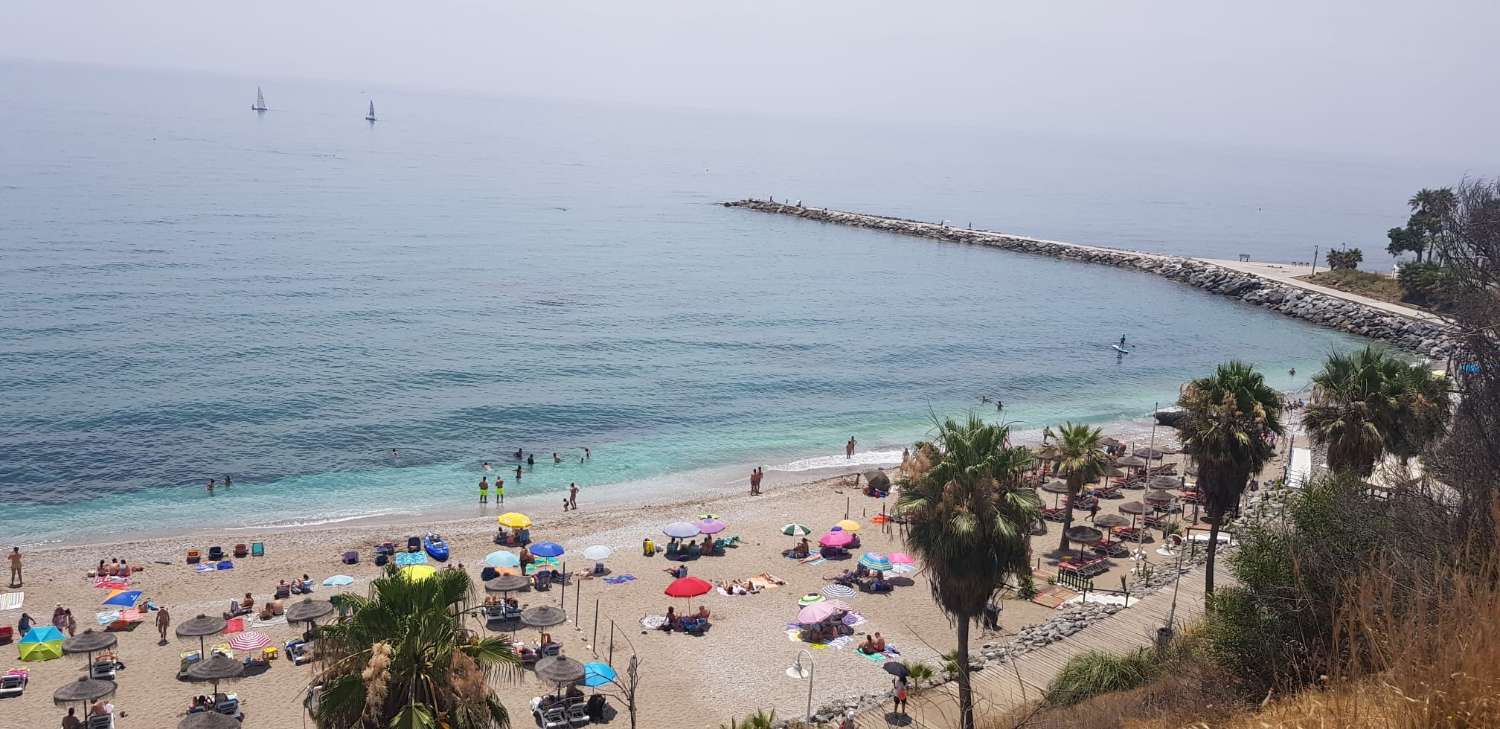 Se alquila por larga temporada  bonito apartamento con vistas al mar en Benalmádena en 2ª línea de playa