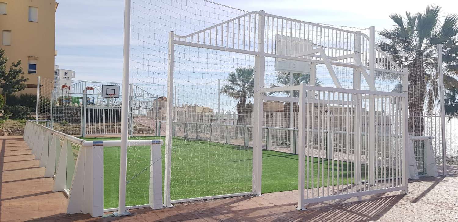 Se alquila por larga temporada  bonito apartamento con vistas al mar en Benalmádena en 2ª línea de playa