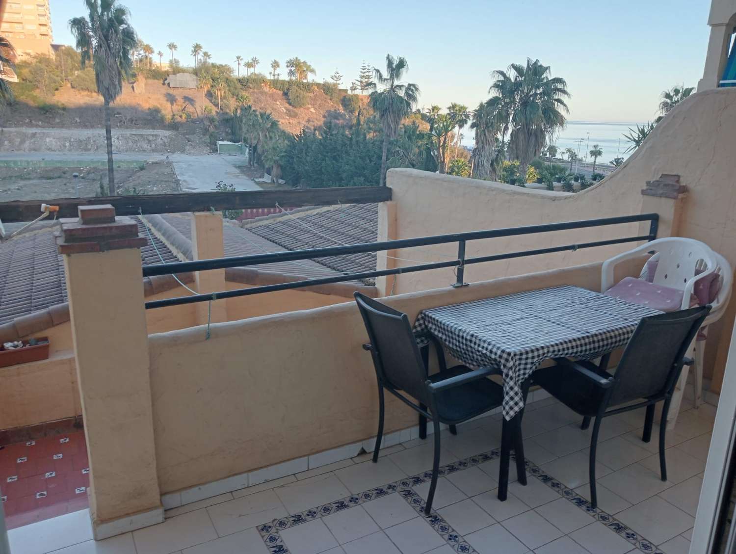 Se alquila por larga temporada  bonito apartamento con vistas al mar en Benalmádena en 2ª línea de playa