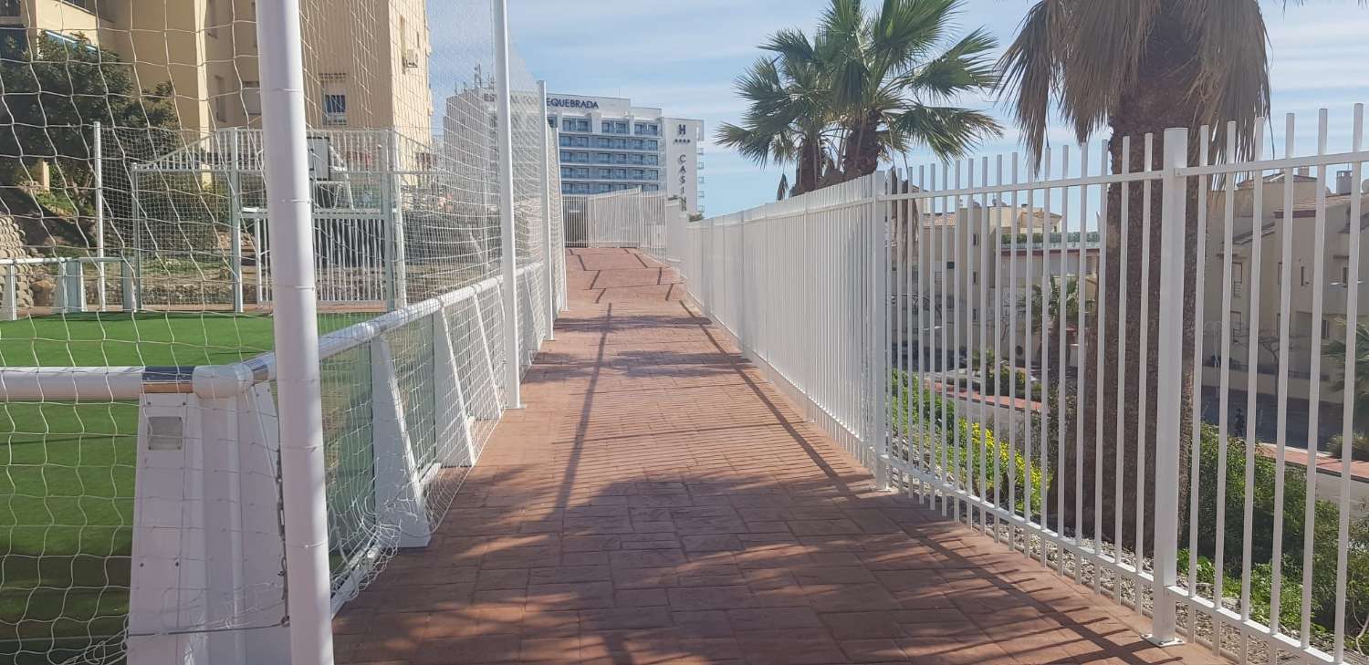 Se alquila por larga temporada  bonito apartamento con vistas al mar en Benalmádena en 2ª línea de playa