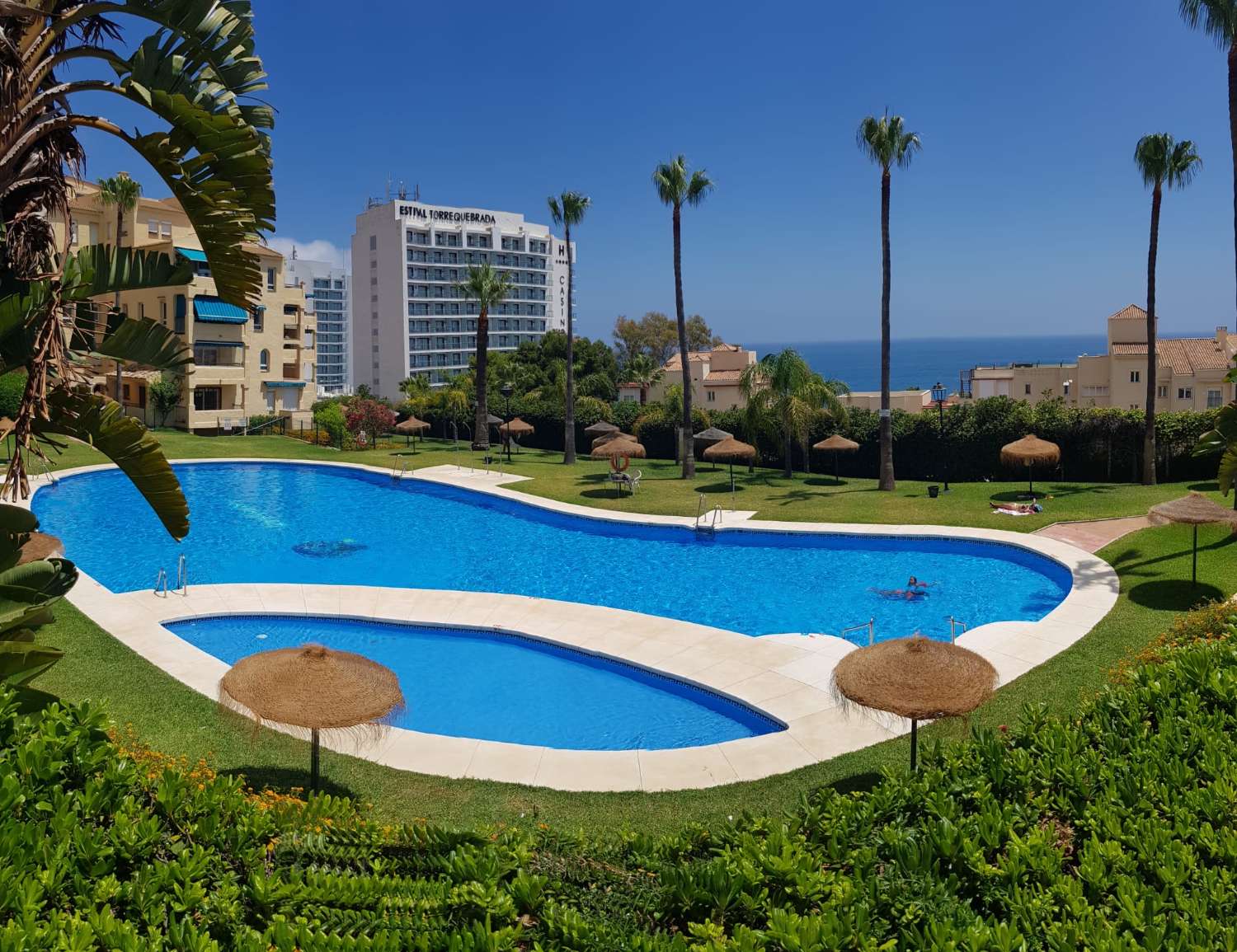 Se alquila por larga temporada  bonito apartamento con vistas al mar en Benalmádena en 2ª línea de playa