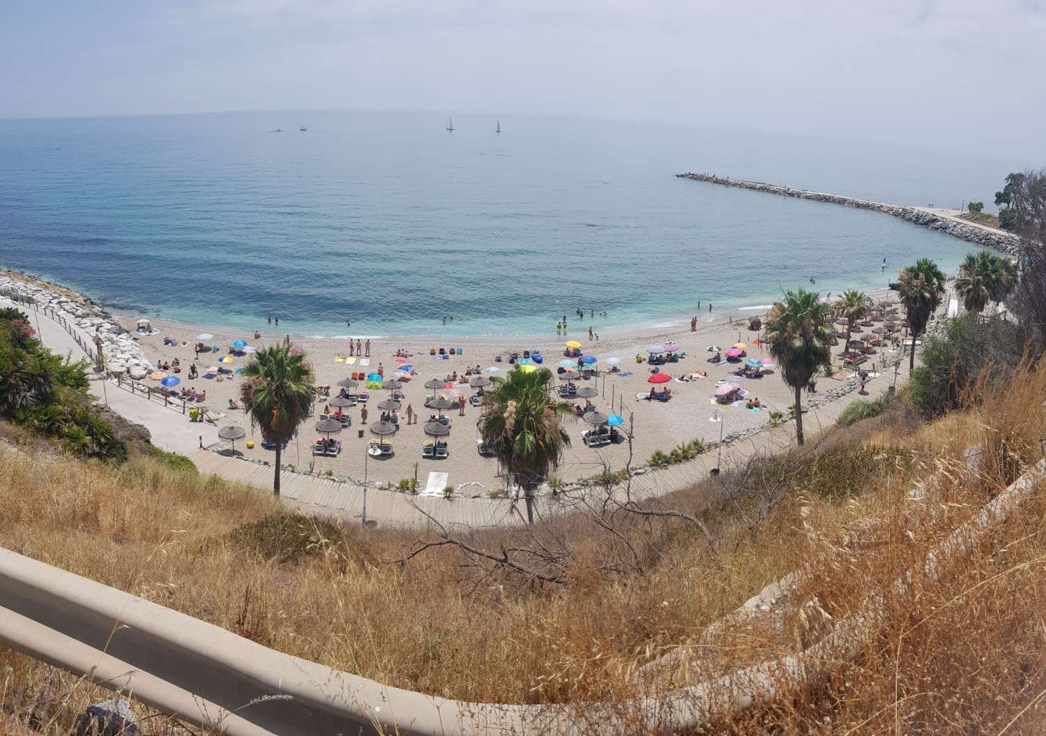 Se alquila por larga temporada  bonito apartamento con vistas al mar en Benalmádena en 2ª línea de playa