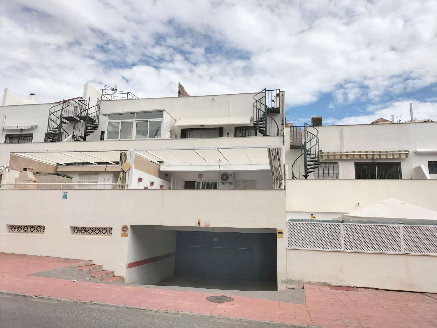 VAKKER DUPLEX PENTHOUSE TIL SALGS I NUEVA TORREQUEBRADA-OMRÅDET (BENALMADENA)