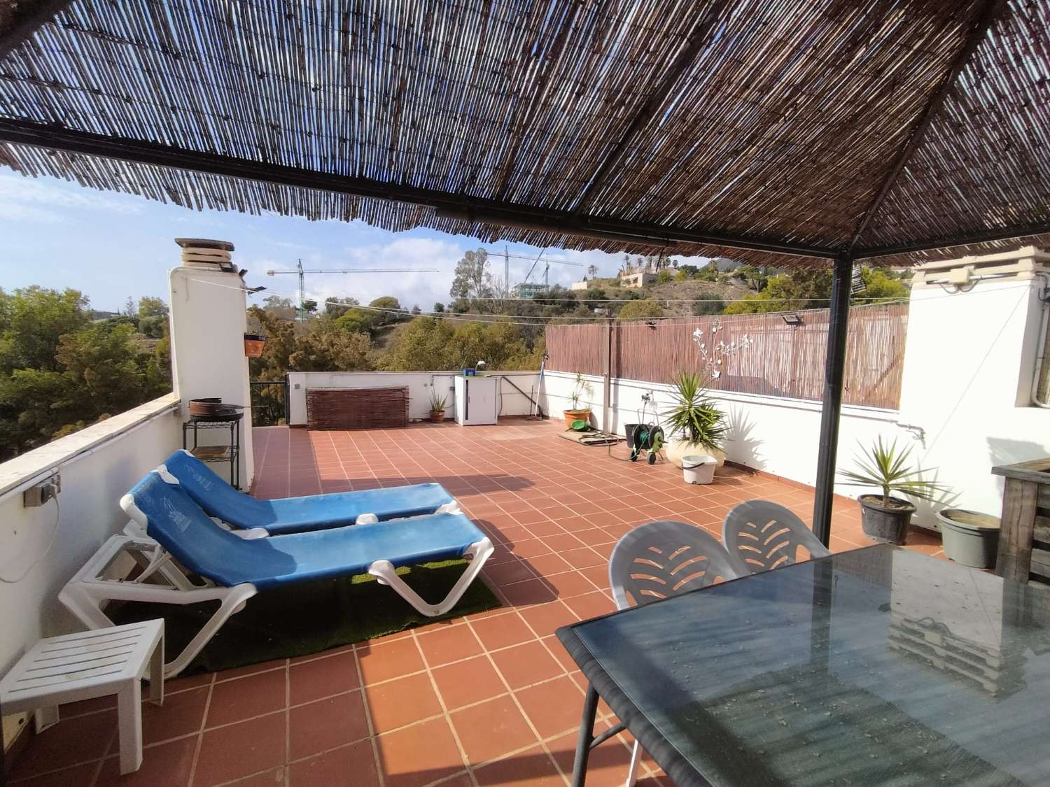 VAKKER DUPLEX PENTHOUSE TIL SALGS I NUEVA TORREQUEBRADA-OMRÅDET (BENALMADENA)