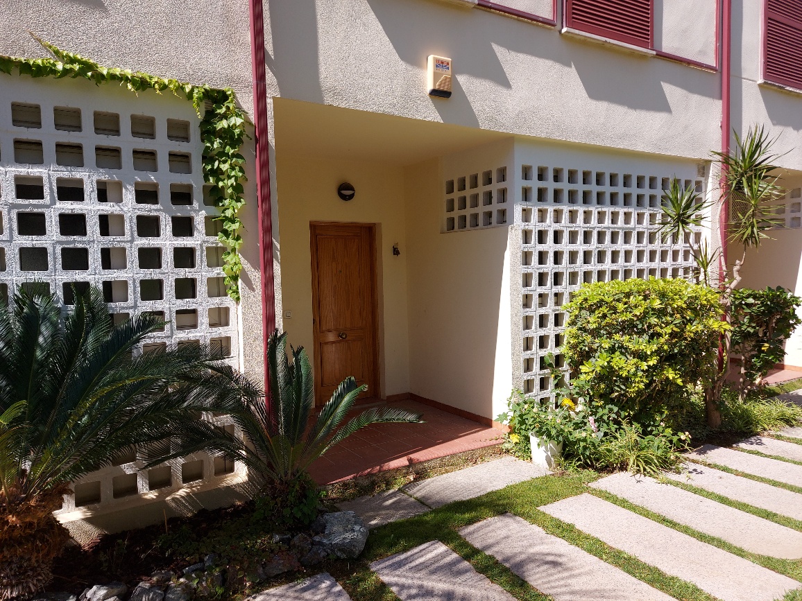 BELLE VILLA JUMELÉE (NON MEUBLÉE) À LOUER À LONG TERME AVEC VUE SUR LA MER À (VILLAGE DE BENALMADENA)