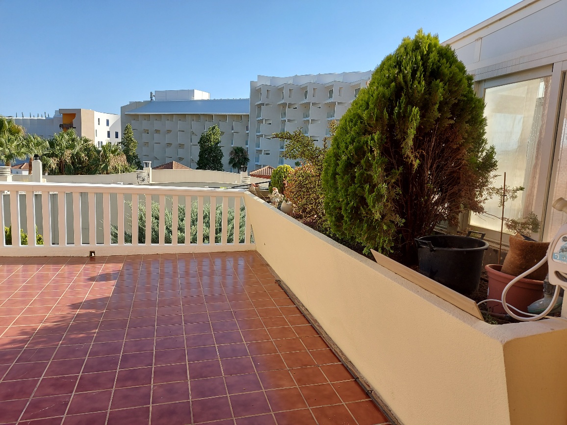 BELLE VILLA JUMELÉE (NON MEUBLÉE) À LOUER À LONG TERME AVEC VUE SUR LA MER À (VILLAGE DE BENALMADENA)