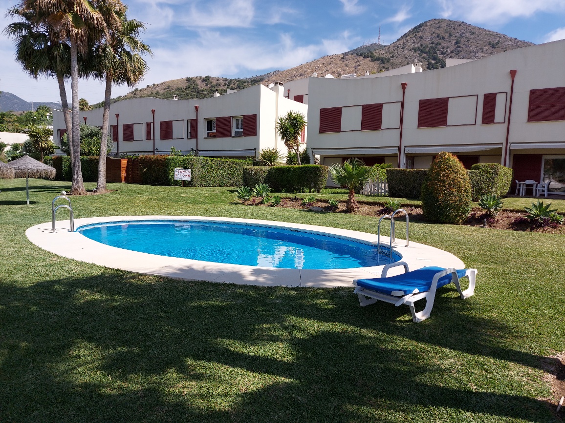 BELLE VILLA JUMELÉE (NON MEUBLÉE) À LOUER À LONG TERME AVEC VUE SUR LA MER À (VILLAGE DE BENALMADENA)