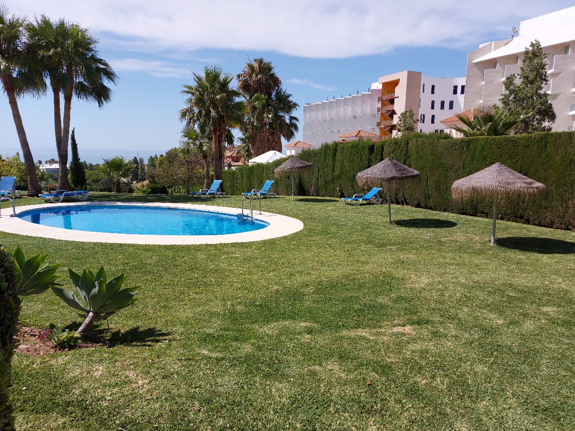 BELLE VILLA JUMELÉE (NON MEUBLÉE) À LOUER À LONG TERME AVEC VUE SUR LA MER À (VILLAGE DE BENALMADENA)