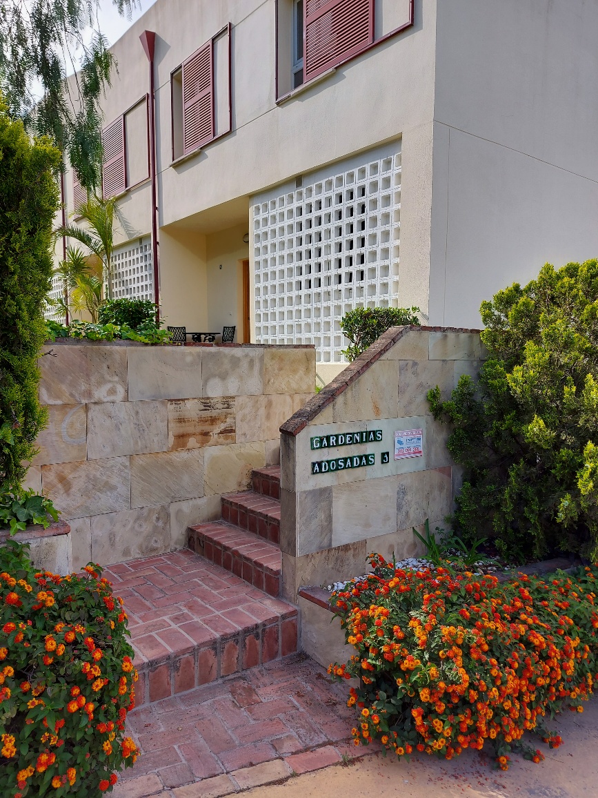 BELLE VILLA JUMELÉE (NON MEUBLÉE) À LOUER À LONG TERME AVEC VUE SUR LA MER À (VILLAGE DE BENALMADENA)