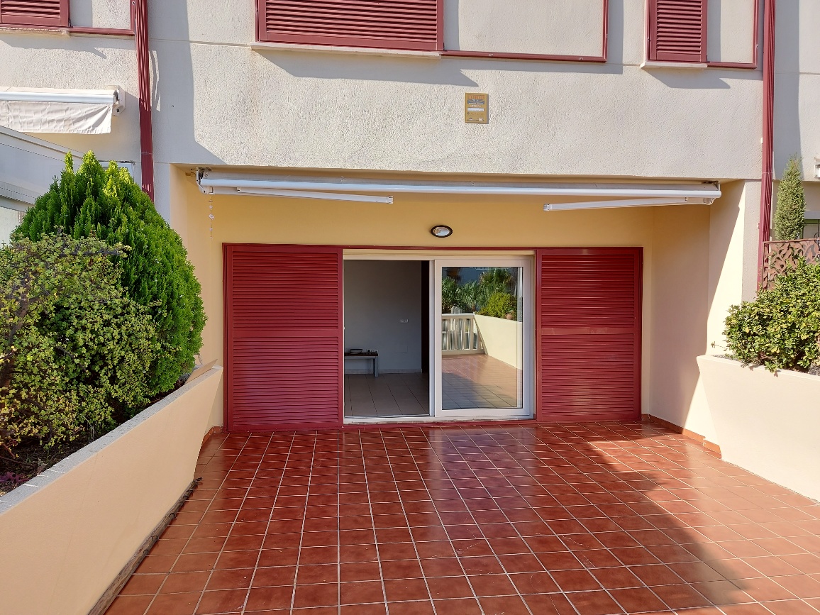 BELLE VILLA JUMELÉE (NON MEUBLÉE) À LOUER À LONG TERME AVEC VUE SUR LA MER À (VILLAGE DE BENALMADENA)