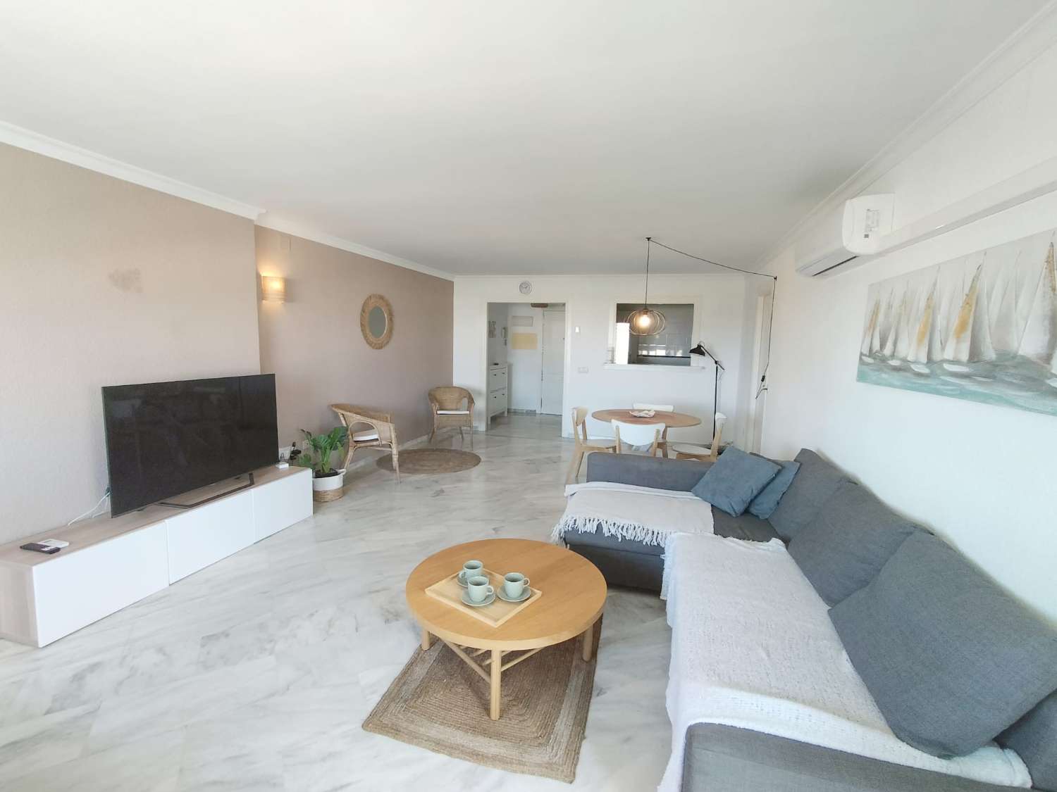 MAGNIFIQUE APPARTEMENT ENTIÈREMENT RÉNOVÉ À VENDRE AVEC VUE SUR LA MER À BENAMADENA SUR LA 2ÈME LIGNE DE LA PLAGE