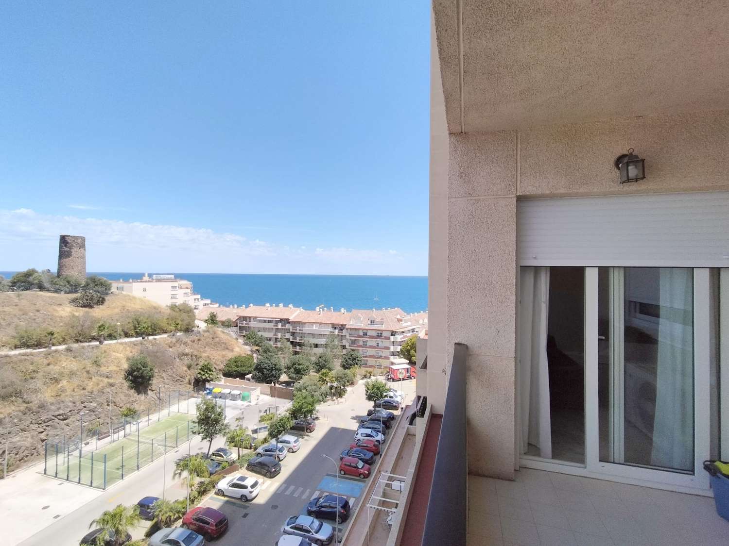 MAGNIFIQUE APPARTEMENT ENTIÈREMENT RÉNOVÉ À VENDRE AVEC VUE SUR LA MER À BENAMADENA SUR LA 2ÈME LIGNE DE LA PLAGE