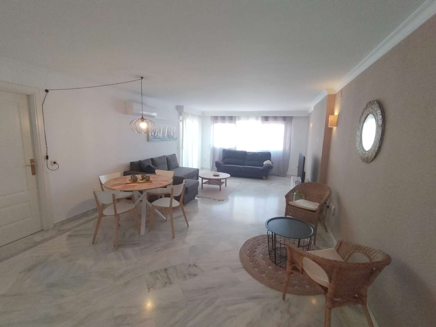 MAGNIFIQUE APPARTEMENT ENTIÈREMENT RÉNOVÉ À VENDRE AVEC VUE SUR LA MER À BENAMADENA SUR LA 2ÈME LIGNE DE LA PLAGE