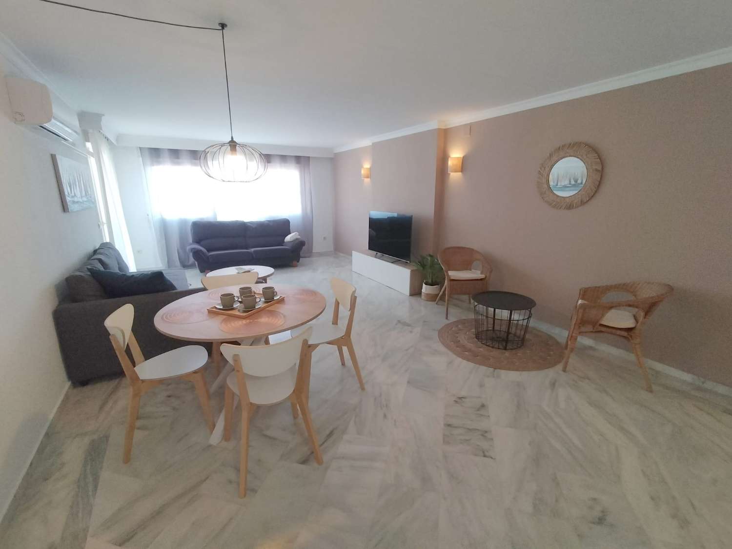 MAGNIFIQUE APPARTEMENT ENTIÈREMENT RÉNOVÉ À VENDRE AVEC VUE SUR LA MER À BENAMADENA SUR LA 2ÈME LIGNE DE LA PLAGE