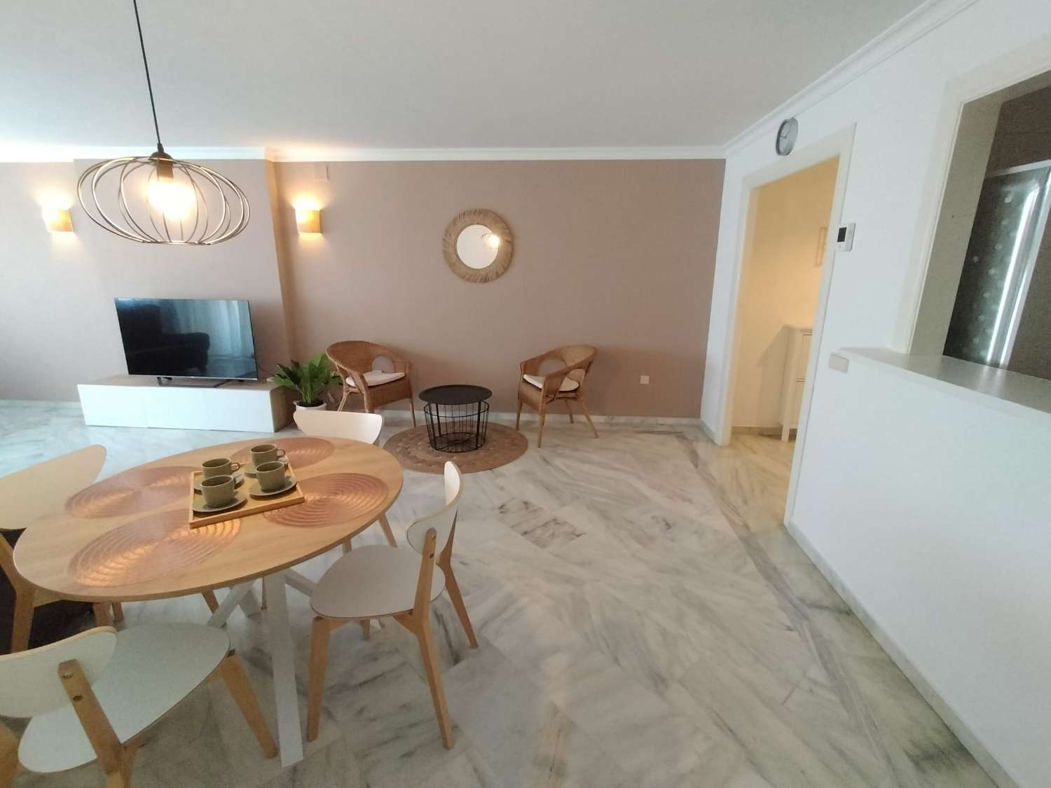 MAGNIFIQUE APPARTEMENT ENTIÈREMENT RÉNOVÉ À VENDRE AVEC VUE SUR LA MER À BENAMADENA SUR LA 2ÈME LIGNE DE LA PLAGE