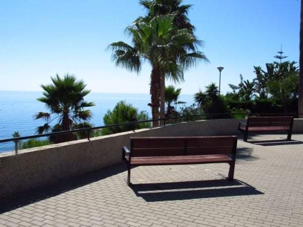 MAGNIFIQUE APPARTEMENT ENTIÈREMENT RÉNOVÉ À VENDRE AVEC VUE SUR LA MER À BENAMADENA SUR LA 2ÈME LIGNE DE LA PLAGE