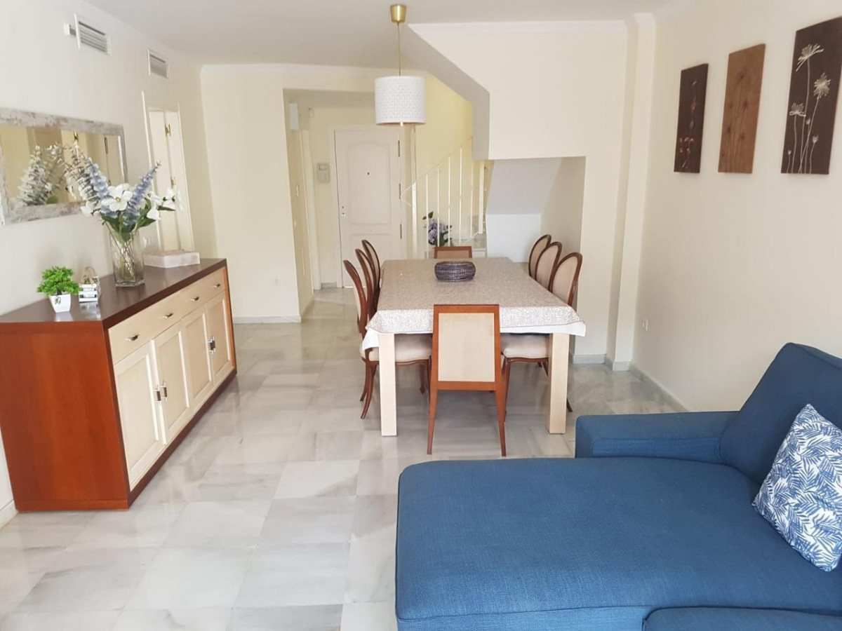 SCHÖNES DUPLEX-PENTHOUSE MIT BLICK AUF DEN GOLFPLATZ ZUM VERKAUF IN BENALMADENA