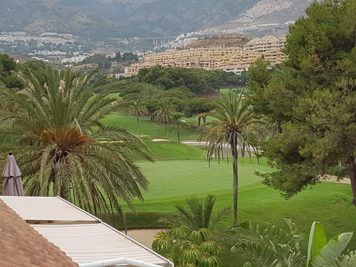 SCHÖNES DUPLEX-PENTHOUSE MIT BLICK AUF DEN GOLFPLATZ ZUM VERKAUF IN BENALMADENA