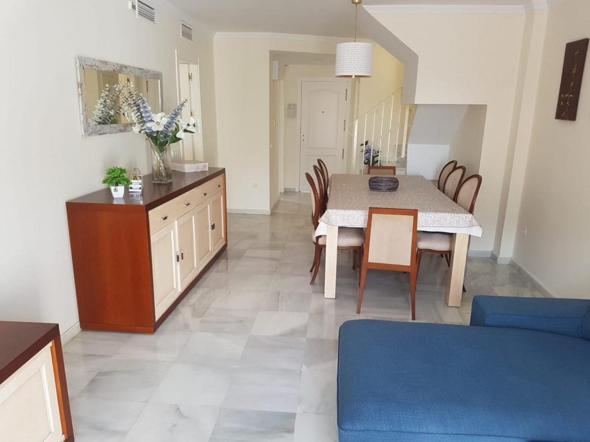 SCHÖNES DUPLEX-PENTHOUSE MIT BLICK AUF DEN GOLFPLATZ ZUM VERKAUF IN BENALMADENA