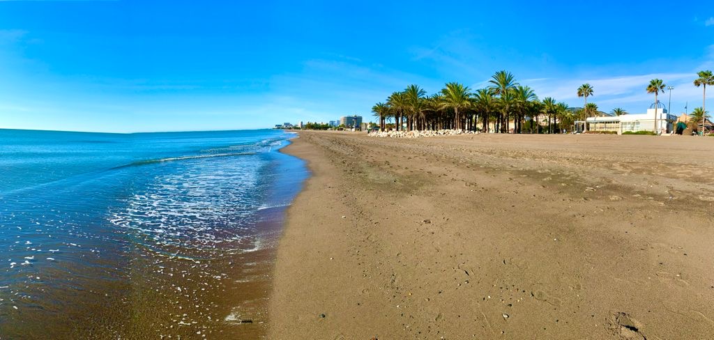 PRÄCHTIGE DOPPELHAUSHÄLFTE ZUR LANGFRISTIGEN MIETE IN LOS ALAMOS (TORREMOLINOS)