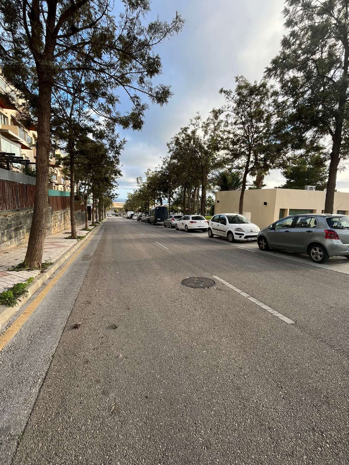 UPEA HUONEISTO MYYTÄVÄNÄ OSITTAISELLA MERINÄKÖALALLA PINILLON ALUEELLA (TORREMOLINOS)