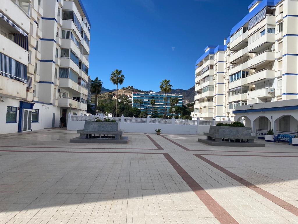 SE  ALQUILA POR LARGA TEMPORADA BONITO APARTAMENTO EN 2ª LINEA DE PLAYA CON VISTAS AL MAR EN BENALMADENA