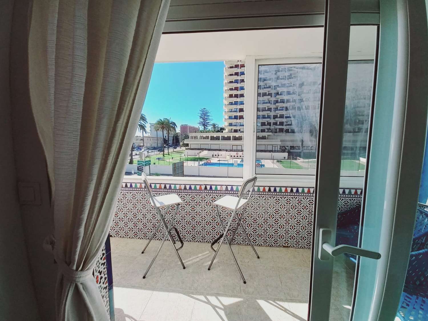 SE  ALQUILA POR LARGA TEMPORADA BONITO APARTAMENTO EN 2ª LINEA DE PLAYA CON VISTAS AL MAR EN BENALMADENA