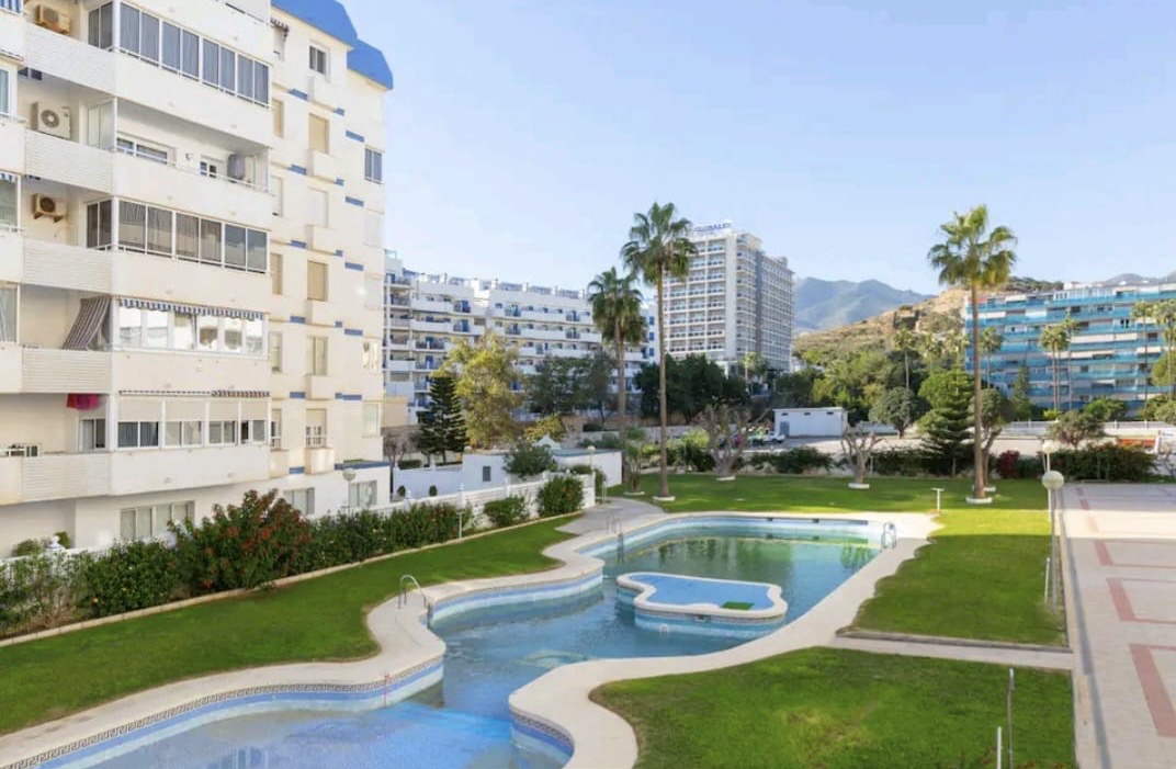 SE  ALQUILA POR LARGA TEMPORADA BONITO APARTAMENTO EN 2ª LINEA DE PLAYA CON VISTAS AL MAR EN BENALMADENA