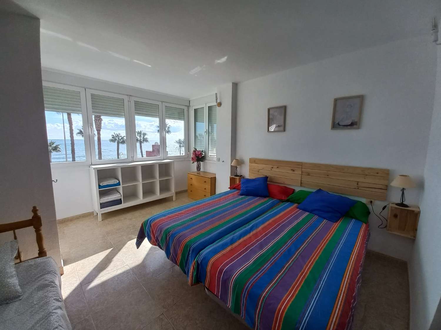 SE  ALQUILA POR LARGA TEMPORADA BONITO APARTAMENTO EN 2ª LINEA DE PLAYA CON VISTAS AL MAR EN BENALMADENA