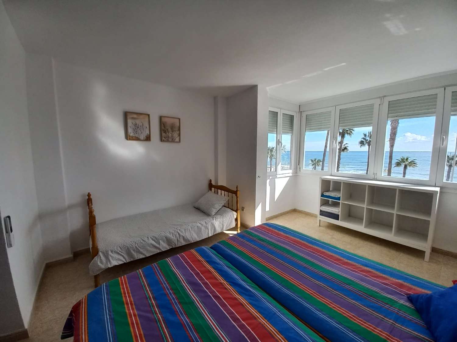 SE  ALQUILA POR LARGA TEMPORADA BONITO APARTAMENTO EN 2ª LINEA DE PLAYA CON VISTAS AL MAR EN BENALMADENA