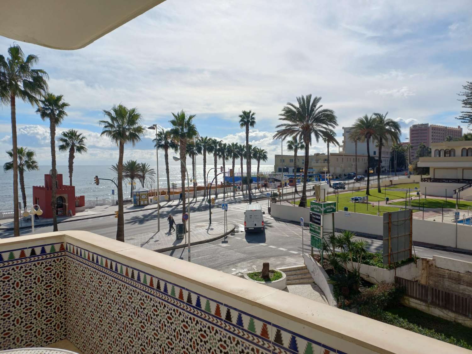 SE  ALQUILA POR LARGA TEMPORADA BONITO APARTAMENTO EN 2ª LINEA DE PLAYA CON VISTAS AL MAR EN BENALMADENA