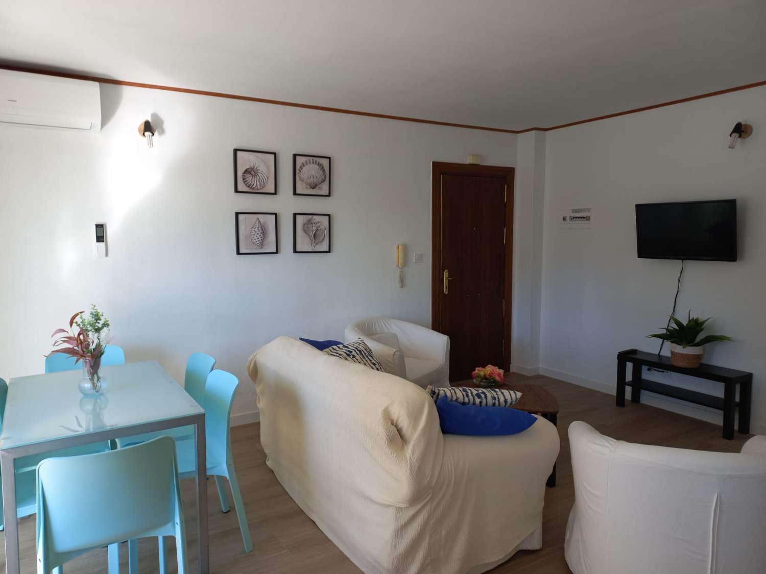 SE  ALQUILA POR LARGA TEMPORADA BONITO APARTAMENTO EN 2ª LINEA DE PLAYA CON VISTAS AL MAR EN BENALMADENA