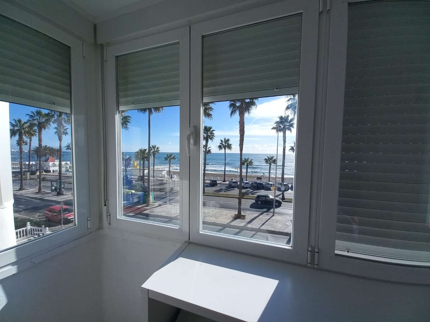 SE  ALQUILA POR LARGA TEMPORADA BONITO APARTAMENTO EN 2ª LINEA DE PLAYA CON VISTAS AL MAR EN BENALMADENA