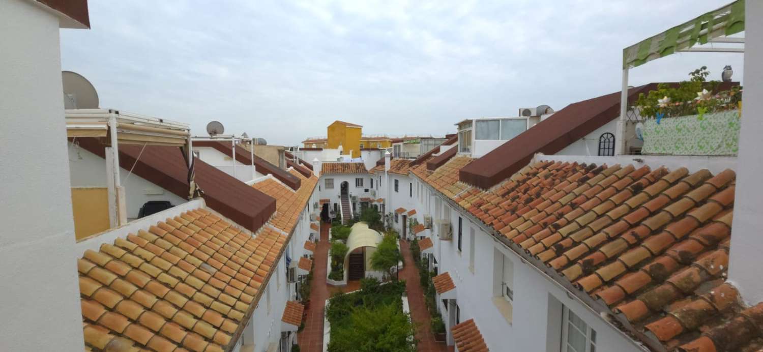 MEDIA TEMPORADA . SE ALQUILA DESDE AHORA HASTA 30.4.25 Y DESDE 1.9.25-31.12.25 BONITO DUPLEX CON VISTAS AL MAR   (TORREMOLINOS)