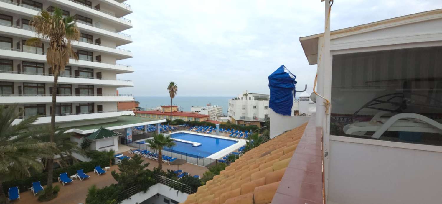 MEDIA TEMPORADA . SE ALQUILA DESDE AHORA HASTA 30.4.25 Y DESDE 1.9.25-31.12.25 BONITO DUPLEX CON VISTAS AL MAR   (TORREMOLINOS)